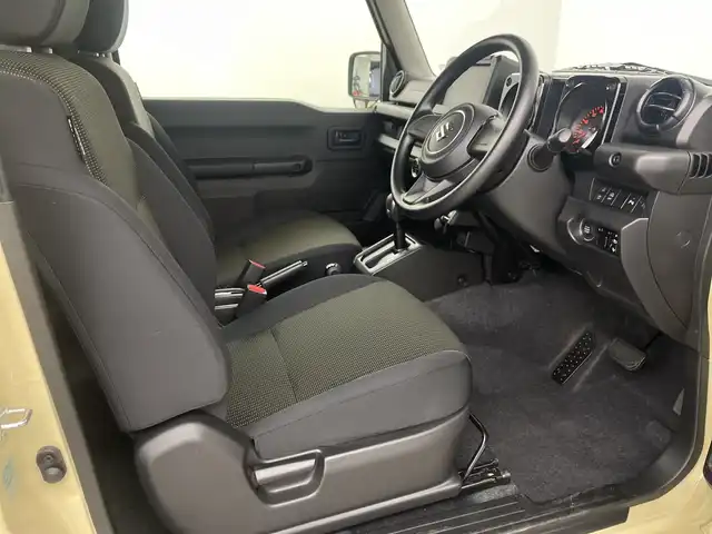 スズキ ジムニー シエラ JL 埼玉県 2025(令7)年 0.8万km シフォンアイボリーM 車線逸脱警報/衝突軽減ブレーキ/クリアランスソナー/アイドリングストップ/ダウンヒルアシストコントロール/運転席・助手席シートヒーター/プッシュスタート/シガーソケット/フロントフォグランプ/オートライト/電動格納ミラー/ヒーテッドミラー/センターデフロック/背面タイヤ