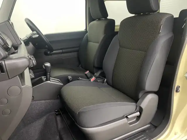 スズキ ジムニー シエラ JL 埼玉県 2025(令7)年 0.8万km シフォンアイボリーM 車線逸脱警報/衝突軽減ブレーキ/クリアランスソナー/アイドリングストップ/ダウンヒルアシストコントロール/運転席・助手席シートヒーター/プッシュスタート/シガーソケット/フロントフォグランプ/オートライト/電動格納ミラー/ヒーテッドミラー/センターデフロック/背面タイヤ