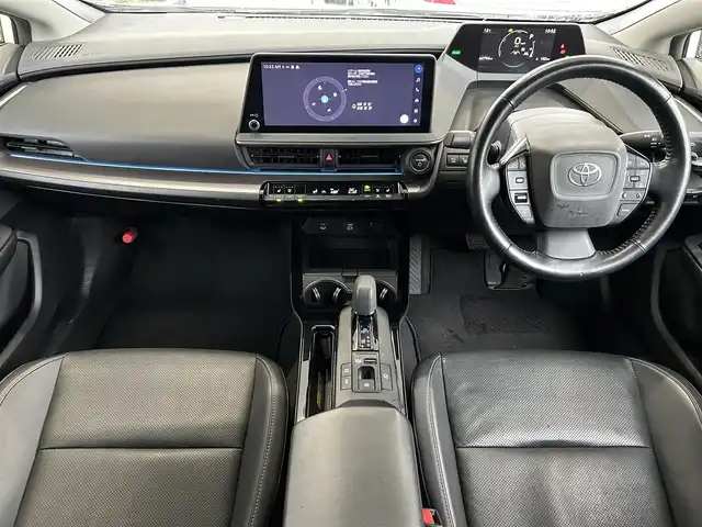 トヨタ プリウス Z 茨城県 2023(令5)年 6.3万km プラチナホワイトパールマイカ 12.3型ディスプレイオーディオ/　(AM/FM/USB/Bluetooth/フルセグ)/パノラミックビューモニター/ブラインドスポットモニター/パノラマムーンルーフ/セーフティセンス（予防安全パッケージ）/　・プリクラッシュセーフティ/　・緊急時操舵支援/　・フロントクロストラフィックアシスト/　・レーンディパーチャーアラート/　・レーダークルーズコントロール/　・オートマチックハイビーム/　・ロードサインアシスト/　・ドライバー異常時対応システム/　・プロアクティブドライビングアシスト/　・発進遅れ告知機能/ドライブレコーダー/トヨタチームメイト（アドバンストパーク）/パーキングサポートブレーキ/（前後方静止物/後方接近車両/後方歩行者/周囲静止物）/ETC2.0/LEDヘッドライト/ワイヤレス充電器/ステアリングヒーター/ハーフレザーシート/シートヒーター/エアシート/パワーシート/デジタルインナーミラー/純正アルミホイール/前後コーナーセンサー/レーンキープアシスト/エアバック/オートライト/スマートキー/保証書