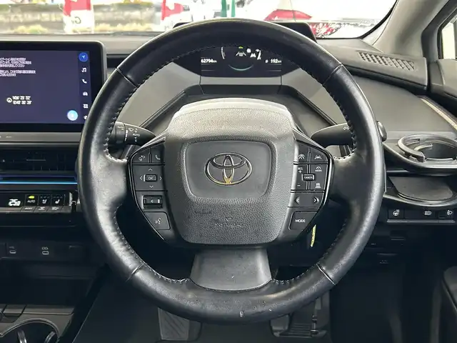 トヨタ プリウス Z 茨城県 2023(令5)年 6.3万km プラチナホワイトパールマイカ 12.3型ディスプレイオーディオ/　(AM/FM/USB/Bluetooth/フルセグ)/パノラミックビューモニター/ブラインドスポットモニター/パノラマムーンルーフ/セーフティセンス（予防安全パッケージ）/　・プリクラッシュセーフティ/　・緊急時操舵支援/　・フロントクロストラフィックアシスト/　・レーンディパーチャーアラート/　・レーダークルーズコントロール/　・オートマチックハイビーム/　・ロードサインアシスト/　・ドライバー異常時対応システム/　・プロアクティブドライビングアシスト/　・発進遅れ告知機能/ドライブレコーダー/トヨタチームメイト（アドバンストパーク）/パーキングサポートブレーキ/（前後方静止物/後方接近車両/後方歩行者/周囲静止物）/ETC2.0/LEDヘッドライト/ワイヤレス充電器/ステアリングヒーター/ハーフレザーシート/シートヒーター/エアシート/パワーシート/デジタルインナーミラー/純正アルミホイール/前後コーナーセンサー/レーンキープアシスト/エアバック/オートライト/スマートキー/保証書