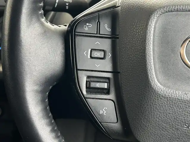 トヨタ プリウス Z 茨城県 2023(令5)年 6.3万km プラチナホワイトパールマイカ 12.3型ディスプレイオーディオ/　(AM/FM/USB/Bluetooth/フルセグ)/パノラミックビューモニター/ブラインドスポットモニター/パノラマムーンルーフ/セーフティセンス（予防安全パッケージ）/　・プリクラッシュセーフティ/　・緊急時操舵支援/　・フロントクロストラフィックアシスト/　・レーンディパーチャーアラート/　・レーダークルーズコントロール/　・オートマチックハイビーム/　・ロードサインアシスト/　・ドライバー異常時対応システム/　・プロアクティブドライビングアシスト/　・発進遅れ告知機能/ドライブレコーダー/トヨタチームメイト（アドバンストパーク）/パーキングサポートブレーキ/（前後方静止物/後方接近車両/後方歩行者/周囲静止物）/ETC2.0/LEDヘッドライト/ワイヤレス充電器/ステアリングヒーター/ハーフレザーシート/シートヒーター/エアシート/パワーシート/デジタルインナーミラー/純正アルミホイール/前後コーナーセンサー/レーンキープアシスト/エアバック/オートライト/スマートキー/保証書