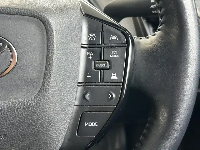 トヨタ プリウス Z 茨城県 2023(令5)年 6.3万km プラチナホワイトパールマイカ 12.3型ディスプレイオーディオ/　(AM/FM/USB/Bluetooth/フルセグ)/パノラミックビューモニター/ブラインドスポットモニター/パノラマムーンルーフ/セーフティセンス（予防安全パッケージ）/　・プリクラッシュセーフティ/　・緊急時操舵支援/　・フロントクロストラフィックアシスト/　・レーンディパーチャーアラート/　・レーダークルーズコントロール/　・オートマチックハイビーム/　・ロードサインアシスト/　・ドライバー異常時対応システム/　・プロアクティブドライビングアシスト/　・発進遅れ告知機能/ドライブレコーダー/トヨタチームメイト（アドバンストパーク）/パーキングサポートブレーキ/（前後方静止物/後方接近車両/後方歩行者/周囲静止物）/ETC2.0/LEDヘッドライト/ワイヤレス充電器/ステアリングヒーター/ハーフレザーシート/シートヒーター/エアシート/パワーシート/デジタルインナーミラー/純正アルミホイール/前後コーナーセンサー/レーンキープアシスト/エアバック/オートライト/スマートキー/保証書