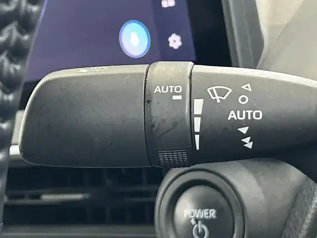 トヨタ プリウス Z 茨城県 2023(令5)年 6.3万km プラチナホワイトパールマイカ 12.3型ディスプレイオーディオ/　(AM/FM/USB/Bluetooth/フルセグ)/パノラミックビューモニター/ブラインドスポットモニター/パノラマムーンルーフ/セーフティセンス（予防安全パッケージ）/　・プリクラッシュセーフティ/　・緊急時操舵支援/　・フロントクロストラフィックアシスト/　・レーンディパーチャーアラート/　・レーダークルーズコントロール/　・オートマチックハイビーム/　・ロードサインアシスト/　・ドライバー異常時対応システム/　・プロアクティブドライビングアシスト/　・発進遅れ告知機能/ドライブレコーダー/トヨタチームメイト（アドバンストパーク）/パーキングサポートブレーキ/（前後方静止物/後方接近車両/後方歩行者/周囲静止物）/ETC2.0/LEDヘッドライト/ワイヤレス充電器/ステアリングヒーター/ハーフレザーシート/シートヒーター/エアシート/パワーシート/デジタルインナーミラー/純正アルミホイール/前後コーナーセンサー/レーンキープアシスト/エアバック/オートライト/スマートキー/保証書