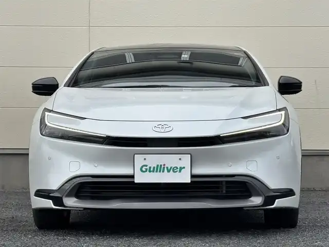 トヨタ プリウス Z 茨城県 2023(令5)年 6.3万km プラチナホワイトパールマイカ 12.3型ディスプレイオーディオ/　(AM/FM/USB/Bluetooth/フルセグ)/パノラミックビューモニター/ブラインドスポットモニター/パノラマムーンルーフ/セーフティセンス（予防安全パッケージ）/　・プリクラッシュセーフティ/　・緊急時操舵支援/　・フロントクロストラフィックアシスト/　・レーンディパーチャーアラート/　・レーダークルーズコントロール/　・オートマチックハイビーム/　・ロードサインアシスト/　・ドライバー異常時対応システム/　・プロアクティブドライビングアシスト/　・発進遅れ告知機能/ドライブレコーダー/トヨタチームメイト（アドバンストパーク）/パーキングサポートブレーキ/（前後方静止物/後方接近車両/後方歩行者/周囲静止物）/ETC2.0/LEDヘッドライト/ワイヤレス充電器/ステアリングヒーター/ハーフレザーシート/シートヒーター/エアシート/パワーシート/デジタルインナーミラー/純正アルミホイール/前後コーナーセンサー/レーンキープアシスト/エアバック/オートライト/スマートキー/保証書