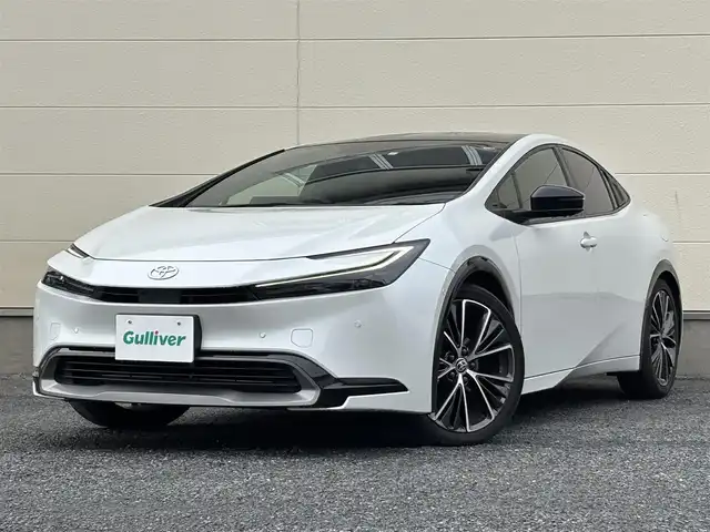 トヨタ プリウス Z 茨城県 2023(令5)年 6.3万km プラチナホワイトパールマイカ 12.3型ディスプレイオーディオ/　(AM/FM/USB/Bluetooth/フルセグ)/パノラミックビューモニター/ブラインドスポットモニター/パノラマムーンルーフ/セーフティセンス（予防安全パッケージ）/　・プリクラッシュセーフティ/　・緊急時操舵支援/　・フロントクロストラフィックアシスト/　・レーンディパーチャーアラート/　・レーダークルーズコントロール/　・オートマチックハイビーム/　・ロードサインアシスト/　・ドライバー異常時対応システム/　・プロアクティブドライビングアシスト/　・発進遅れ告知機能/ドライブレコーダー/トヨタチームメイト（アドバンストパーク）/パーキングサポートブレーキ/（前後方静止物/後方接近車両/後方歩行者/周囲静止物）/ETC2.0/LEDヘッドライト/ワイヤレス充電器/ステアリングヒーター/ハーフレザーシート/シートヒーター/エアシート/パワーシート/デジタルインナーミラー/純正アルミホイール/前後コーナーセンサー/レーンキープアシスト/エアバック/オートライト/スマートキー/保証書