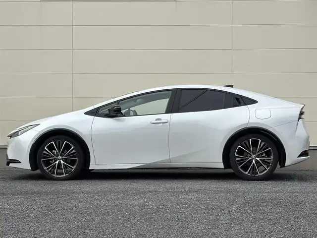 トヨタ プリウス Z 茨城県 2023(令5)年 6.3万km プラチナホワイトパールマイカ 12.3型ディスプレイオーディオ/　(AM/FM/USB/Bluetooth/フルセグ)/パノラミックビューモニター/ブラインドスポットモニター/パノラマムーンルーフ/セーフティセンス（予防安全パッケージ）/　・プリクラッシュセーフティ/　・緊急時操舵支援/　・フロントクロストラフィックアシスト/　・レーンディパーチャーアラート/　・レーダークルーズコントロール/　・オートマチックハイビーム/　・ロードサインアシスト/　・ドライバー異常時対応システム/　・プロアクティブドライビングアシスト/　・発進遅れ告知機能/ドライブレコーダー/トヨタチームメイト（アドバンストパーク）/パーキングサポートブレーキ/（前後方静止物/後方接近車両/後方歩行者/周囲静止物）/ETC2.0/LEDヘッドライト/ワイヤレス充電器/ステアリングヒーター/ハーフレザーシート/シートヒーター/エアシート/パワーシート/デジタルインナーミラー/純正アルミホイール/前後コーナーセンサー/レーンキープアシスト/エアバック/オートライト/スマートキー/保証書