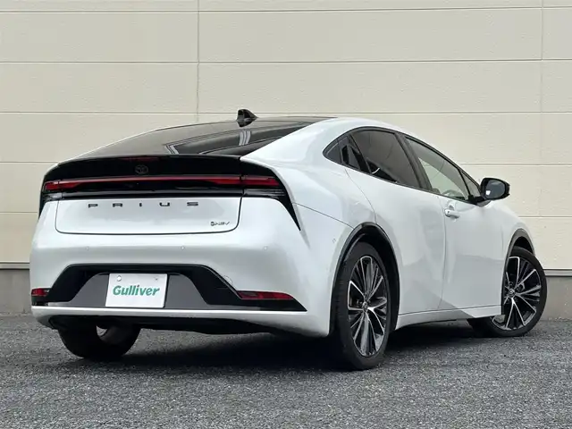 トヨタ プリウス Z 茨城県 2023(令5)年 6.3万km プラチナホワイトパールマイカ 12.3型ディスプレイオーディオ/　(AM/FM/USB/Bluetooth/フルセグ)/パノラミックビューモニター/ブラインドスポットモニター/パノラマムーンルーフ/セーフティセンス（予防安全パッケージ）/　・プリクラッシュセーフティ/　・緊急時操舵支援/　・フロントクロストラフィックアシスト/　・レーンディパーチャーアラート/　・レーダークルーズコントロール/　・オートマチックハイビーム/　・ロードサインアシスト/　・ドライバー異常時対応システム/　・プロアクティブドライビングアシスト/　・発進遅れ告知機能/ドライブレコーダー/トヨタチームメイト（アドバンストパーク）/パーキングサポートブレーキ/（前後方静止物/後方接近車両/後方歩行者/周囲静止物）/ETC2.0/LEDヘッドライト/ワイヤレス充電器/ステアリングヒーター/ハーフレザーシート/シートヒーター/エアシート/パワーシート/デジタルインナーミラー/純正アルミホイール/前後コーナーセンサー/レーンキープアシスト/エアバック/オートライト/スマートキー/保証書
