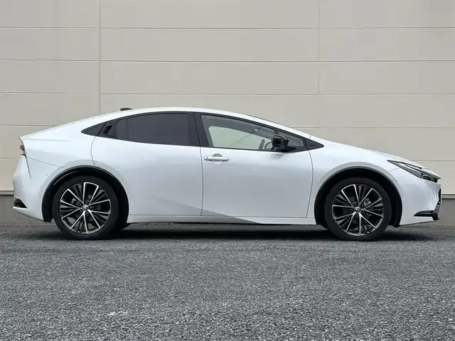 トヨタ プリウス Z 茨城県 2023(令5)年 6.3万km プラチナホワイトパールマイカ 12.3型ディスプレイオーディオ/　(AM/FM/USB/Bluetooth/フルセグ)/パノラミックビューモニター/ブラインドスポットモニター/パノラマムーンルーフ/セーフティセンス（予防安全パッケージ）/　・プリクラッシュセーフティ/　・緊急時操舵支援/　・フロントクロストラフィックアシスト/　・レーンディパーチャーアラート/　・レーダークルーズコントロール/　・オートマチックハイビーム/　・ロードサインアシスト/　・ドライバー異常時対応システム/　・プロアクティブドライビングアシスト/　・発進遅れ告知機能/ドライブレコーダー/トヨタチームメイト（アドバンストパーク）/パーキングサポートブレーキ/（前後方静止物/後方接近車両/後方歩行者/周囲静止物）/ETC2.0/LEDヘッドライト/ワイヤレス充電器/ステアリングヒーター/ハーフレザーシート/シートヒーター/エアシート/パワーシート/デジタルインナーミラー/純正アルミホイール/前後コーナーセンサー/レーンキープアシスト/エアバック/オートライト/スマートキー/保証書