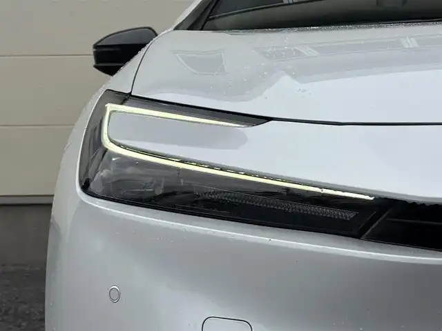 トヨタ プリウス Z 茨城県 2023(令5)年 6.3万km プラチナホワイトパールマイカ 12.3型ディスプレイオーディオ/　(AM/FM/USB/Bluetooth/フルセグ)/パノラミックビューモニター/ブラインドスポットモニター/パノラマムーンルーフ/セーフティセンス（予防安全パッケージ）/　・プリクラッシュセーフティ/　・緊急時操舵支援/　・フロントクロストラフィックアシスト/　・レーンディパーチャーアラート/　・レーダークルーズコントロール/　・オートマチックハイビーム/　・ロードサインアシスト/　・ドライバー異常時対応システム/　・プロアクティブドライビングアシスト/　・発進遅れ告知機能/ドライブレコーダー/トヨタチームメイト（アドバンストパーク）/パーキングサポートブレーキ/（前後方静止物/後方接近車両/後方歩行者/周囲静止物）/ETC2.0/LEDヘッドライト/ワイヤレス充電器/ステアリングヒーター/ハーフレザーシート/シートヒーター/エアシート/パワーシート/デジタルインナーミラー/純正アルミホイール/前後コーナーセンサー/レーンキープアシスト/エアバック/オートライト/スマートキー/保証書