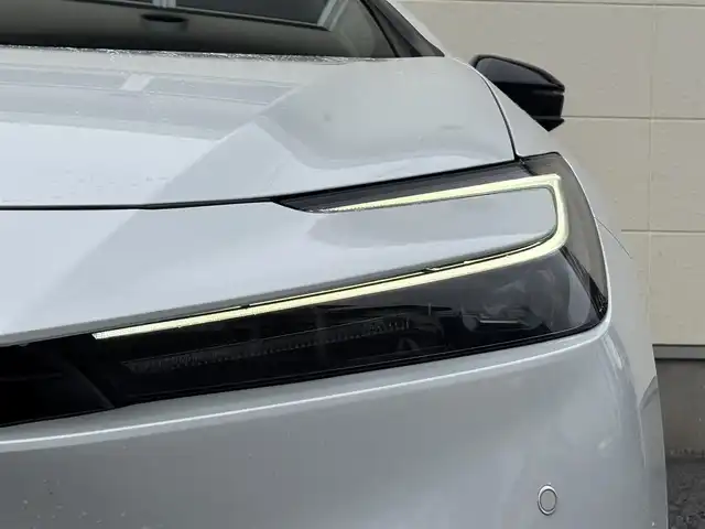 トヨタ プリウス Z 茨城県 2023(令5)年 6.3万km プラチナホワイトパールマイカ 12.3型ディスプレイオーディオ/　(AM/FM/USB/Bluetooth/フルセグ)/パノラミックビューモニター/ブラインドスポットモニター/パノラマムーンルーフ/セーフティセンス（予防安全パッケージ）/　・プリクラッシュセーフティ/　・緊急時操舵支援/　・フロントクロストラフィックアシスト/　・レーンディパーチャーアラート/　・レーダークルーズコントロール/　・オートマチックハイビーム/　・ロードサインアシスト/　・ドライバー異常時対応システム/　・プロアクティブドライビングアシスト/　・発進遅れ告知機能/ドライブレコーダー/トヨタチームメイト（アドバンストパーク）/パーキングサポートブレーキ/（前後方静止物/後方接近車両/後方歩行者/周囲静止物）/ETC2.0/LEDヘッドライト/ワイヤレス充電器/ステアリングヒーター/ハーフレザーシート/シートヒーター/エアシート/パワーシート/デジタルインナーミラー/純正アルミホイール/前後コーナーセンサー/レーンキープアシスト/エアバック/オートライト/スマートキー/保証書