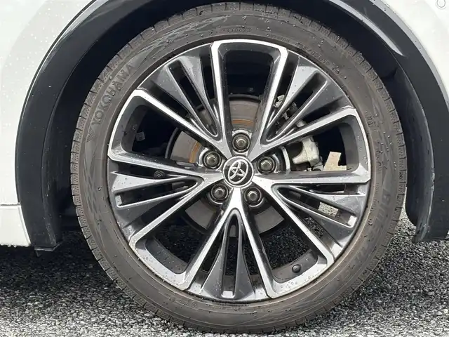 トヨタ プリウス Z 茨城県 2023(令5)年 6.3万km プラチナホワイトパールマイカ 12.3型ディスプレイオーディオ/　(AM/FM/USB/Bluetooth/フルセグ)/パノラミックビューモニター/ブラインドスポットモニター/パノラマムーンルーフ/セーフティセンス（予防安全パッケージ）/　・プリクラッシュセーフティ/　・緊急時操舵支援/　・フロントクロストラフィックアシスト/　・レーンディパーチャーアラート/　・レーダークルーズコントロール/　・オートマチックハイビーム/　・ロードサインアシスト/　・ドライバー異常時対応システム/　・プロアクティブドライビングアシスト/　・発進遅れ告知機能/ドライブレコーダー/トヨタチームメイト（アドバンストパーク）/パーキングサポートブレーキ/（前後方静止物/後方接近車両/後方歩行者/周囲静止物）/ETC2.0/LEDヘッドライト/ワイヤレス充電器/ステアリングヒーター/ハーフレザーシート/シートヒーター/エアシート/パワーシート/デジタルインナーミラー/純正アルミホイール/前後コーナーセンサー/レーンキープアシスト/エアバック/オートライト/スマートキー/保証書