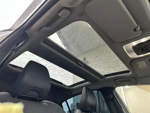 トヨタ プリウス Z 茨城県 2023(令5)年 6.3万km プラチナホワイトパールマイカ 12.3型ディスプレイオーディオ/　(AM/FM/USB/Bluetooth/フルセグ)/パノラミックビューモニター/ブラインドスポットモニター/パノラマムーンルーフ/セーフティセンス（予防安全パッケージ）/　・プリクラッシュセーフティ/　・緊急時操舵支援/　・フロントクロストラフィックアシスト/　・レーンディパーチャーアラート/　・レーダークルーズコントロール/　・オートマチックハイビーム/　・ロードサインアシスト/　・ドライバー異常時対応システム/　・プロアクティブドライビングアシスト/　・発進遅れ告知機能/ドライブレコーダー/トヨタチームメイト（アドバンストパーク）/パーキングサポートブレーキ/（前後方静止物/後方接近車両/後方歩行者/周囲静止物）/ETC2.0/LEDヘッドライト/ワイヤレス充電器/ステアリングヒーター/ハーフレザーシート/シートヒーター/エアシート/パワーシート/デジタルインナーミラー/純正アルミホイール/前後コーナーセンサー/レーンキープアシスト/エアバック/オートライト/スマートキー/保証書