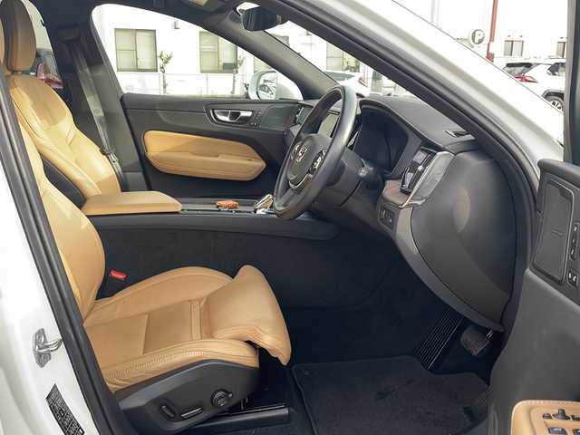 ボルボ ボルボ ＸＣ６０ B5 AWD インスクリプション 神奈川県 2021(令3)年 5.5万km クリスタルホワイトP 純正ナビ【YouTube/BT/Applecarplay】/Harman/Kardonサラウンドシステム/ベージュ本革シート/360°カメラ/コーナーセンサー/全席シートヒーター/前席シートクーラー/前席メモリー付きパワーシート/前席シートメモリー/ステアリングヒーター/レーンキープアシスト/ブラインドスポットモニター/アダプティブクルーズコントロール/オートブレーキホールド/パワートランクドア/ETC2.0/LEDヘッドライト/LEDフォグライト/衝突被害軽減システム/横滑り防止装置/盗難防止装置/取扱説明書/新車時保証書/スペアキー×１