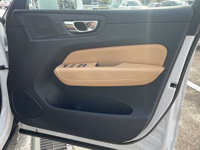 ボルボ ボルボ ＸＣ６０ B5 AWD インスクリプション 神奈川県 2021(令3)年 5.5万km クリスタルホワイトP 純正ナビ【YouTube/BT/Applecarplay】/Harman/Kardonサラウンドシステム/ベージュ本革シート/360°カメラ/コーナーセンサー/全席シートヒーター/前席シートクーラー/前席メモリー付きパワーシート/前席シートメモリー/ステアリングヒーター/レーンキープアシスト/ブラインドスポットモニター/アダプティブクルーズコントロール/オートブレーキホールド/パワートランクドア/ETC2.0/LEDヘッドライト/LEDフォグライト/衝突被害軽減システム/横滑り防止装置/盗難防止装置/取扱説明書/新車時保証書/スペアキー×１