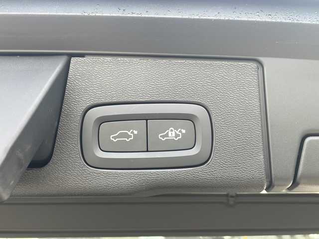 ボルボ ボルボ ＸＣ６０ B5 AWD インスクリプション 神奈川県 2021(令3)年 5.5万km クリスタルホワイトP 純正ナビ【YouTube/BT/Applecarplay】/Harman/Kardonサラウンドシステム/ベージュ本革シート/360°カメラ/コーナーセンサー/全席シートヒーター/前席シートクーラー/前席メモリー付きパワーシート/前席シートメモリー/ステアリングヒーター/レーンキープアシスト/ブラインドスポットモニター/アダプティブクルーズコントロール/オートブレーキホールド/パワートランクドア/ETC2.0/LEDヘッドライト/LEDフォグライト/衝突被害軽減システム/横滑り防止装置/盗難防止装置/取扱説明書/新車時保証書/スペアキー×１