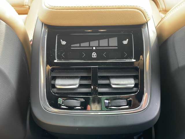 ボルボ ボルボ ＸＣ６０ B5 AWD インスクリプション 神奈川県 2021(令3)年 5.5万km クリスタルホワイトP 純正ナビ【YouTube/BT/Applecarplay】/Harman/Kardonサラウンドシステム/ベージュ本革シート/360°カメラ/コーナーセンサー/全席シートヒーター/前席シートクーラー/前席メモリー付きパワーシート/前席シートメモリー/ステアリングヒーター/レーンキープアシスト/ブラインドスポットモニター/アダプティブクルーズコントロール/オートブレーキホールド/パワートランクドア/ETC2.0/LEDヘッドライト/LEDフォグライト/衝突被害軽減システム/横滑り防止装置/盗難防止装置/取扱説明書/新車時保証書/スペアキー×１