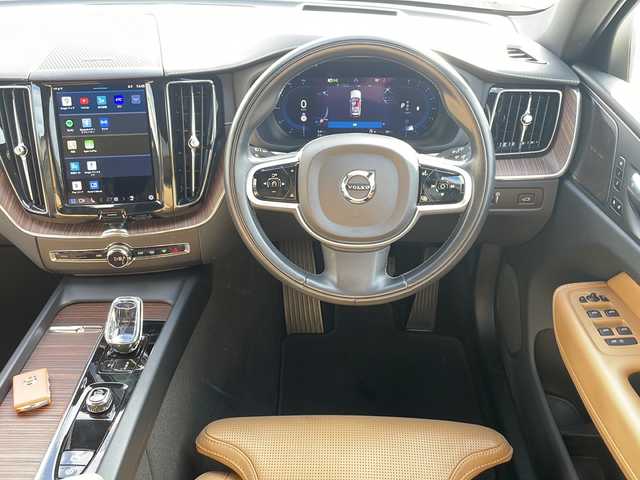 ボルボ ボルボ ＸＣ６０ B5 AWD インスクリプション 神奈川県 2021(令3)年 5.5万km クリスタルホワイトP 純正ナビ【YouTube/BT/Applecarplay】/Harman/Kardonサラウンドシステム/ベージュ本革シート/360°カメラ/コーナーセンサー/全席シートヒーター/前席シートクーラー/前席メモリー付きパワーシート/前席シートメモリー/ステアリングヒーター/レーンキープアシスト/ブラインドスポットモニター/アダプティブクルーズコントロール/オートブレーキホールド/パワートランクドア/ETC2.0/LEDヘッドライト/LEDフォグライト/衝突被害軽減システム/横滑り防止装置/盗難防止装置/取扱説明書/新車時保証書/スペアキー×１
