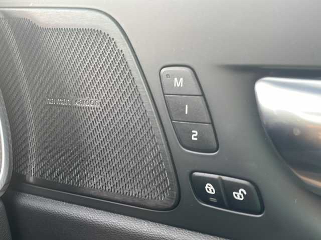 ボルボ ボルボ ＸＣ６０ B5 AWD インスクリプション 神奈川県 2021(令3)年 5.5万km クリスタルホワイトP 純正ナビ【YouTube/BT/Applecarplay】/Harman/Kardonサラウンドシステム/ベージュ本革シート/360°カメラ/コーナーセンサー/全席シートヒーター/前席シートクーラー/前席メモリー付きパワーシート/前席シートメモリー/ステアリングヒーター/レーンキープアシスト/ブラインドスポットモニター/アダプティブクルーズコントロール/オートブレーキホールド/パワートランクドア/ETC2.0/LEDヘッドライト/LEDフォグライト/衝突被害軽減システム/横滑り防止装置/盗難防止装置/取扱説明書/新車時保証書/スペアキー×１