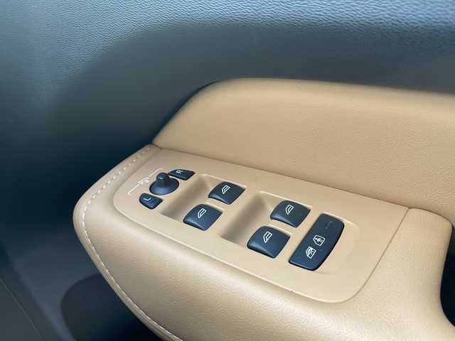 ボルボ ボルボ ＸＣ６０ B5 AWD インスクリプション 神奈川県 2021(令3)年 5.5万km クリスタルホワイトP 純正ナビ【YouTube/BT/Applecarplay】/Harman/Kardonサラウンドシステム/ベージュ本革シート/360°カメラ/コーナーセンサー/全席シートヒーター/前席シートクーラー/前席メモリー付きパワーシート/前席シートメモリー/ステアリングヒーター/レーンキープアシスト/ブラインドスポットモニター/アダプティブクルーズコントロール/オートブレーキホールド/パワートランクドア/ETC2.0/LEDヘッドライト/LEDフォグライト/衝突被害軽減システム/横滑り防止装置/盗難防止装置/取扱説明書/新車時保証書/スペアキー×１