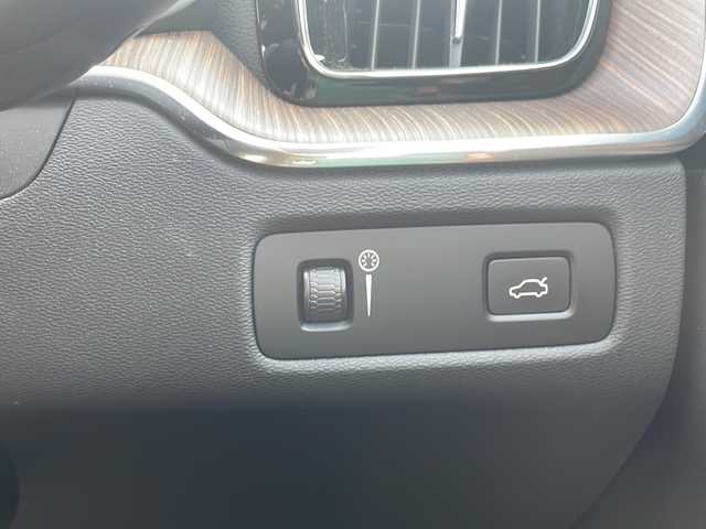 ボルボ ボルボ ＸＣ６０ B5 AWD インスクリプション 神奈川県 2021(令3)年 5.5万km クリスタルホワイトP 純正ナビ【YouTube/BT/Applecarplay】/Harman/Kardonサラウンドシステム/ベージュ本革シート/360°カメラ/コーナーセンサー/全席シートヒーター/前席シートクーラー/前席メモリー付きパワーシート/前席シートメモリー/ステアリングヒーター/レーンキープアシスト/ブラインドスポットモニター/アダプティブクルーズコントロール/オートブレーキホールド/パワートランクドア/ETC2.0/LEDヘッドライト/LEDフォグライト/衝突被害軽減システム/横滑り防止装置/盗難防止装置/取扱説明書/新車時保証書/スペアキー×１