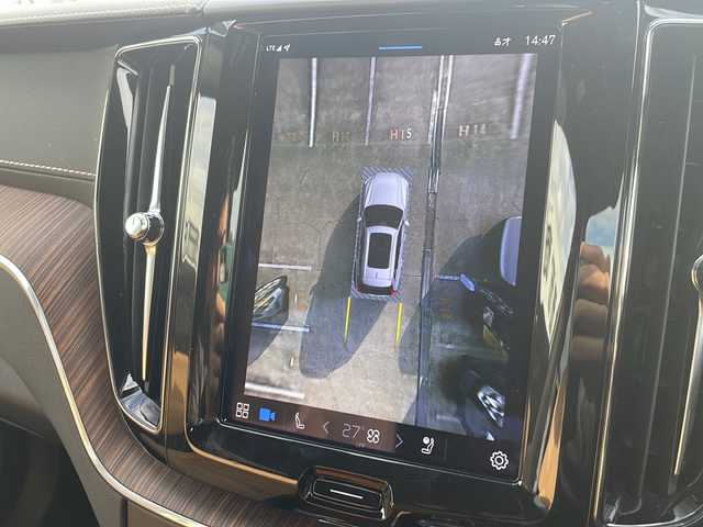 ボルボ ボルボ ＸＣ６０ B5 AWD インスクリプション 神奈川県 2021(令3)年 5.5万km クリスタルホワイトP 純正ナビ【YouTube/BT/Applecarplay】/Harman/Kardonサラウンドシステム/ベージュ本革シート/360°カメラ/コーナーセンサー/全席シートヒーター/前席シートクーラー/前席メモリー付きパワーシート/前席シートメモリー/ステアリングヒーター/レーンキープアシスト/ブラインドスポットモニター/アダプティブクルーズコントロール/オートブレーキホールド/パワートランクドア/ETC2.0/LEDヘッドライト/LEDフォグライト/衝突被害軽減システム/横滑り防止装置/盗難防止装置/取扱説明書/新車時保証書/スペアキー×１