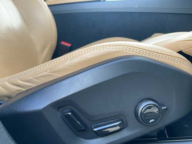 ボルボ ボルボ ＸＣ６０ B5 AWD インスクリプション 神奈川県 2021(令3)年 5.5万km クリスタルホワイトP 純正ナビ【YouTube/BT/Applecarplay】/Harman/Kardonサラウンドシステム/ベージュ本革シート/360°カメラ/コーナーセンサー/全席シートヒーター/前席シートクーラー/前席メモリー付きパワーシート/前席シートメモリー/ステアリングヒーター/レーンキープアシスト/ブラインドスポットモニター/アダプティブクルーズコントロール/オートブレーキホールド/パワートランクドア/ETC2.0/LEDヘッドライト/LEDフォグライト/衝突被害軽減システム/横滑り防止装置/盗難防止装置/取扱説明書/新車時保証書/スペアキー×１