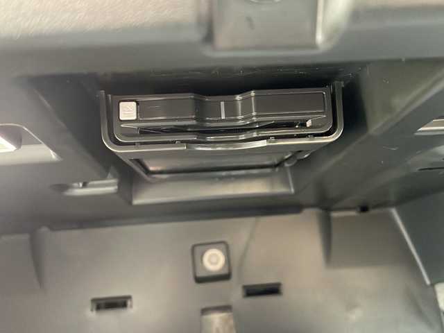 ボルボ ボルボ ＸＣ６０ B5 AWD インスクリプション 神奈川県 2021(令3)年 5.5万km クリスタルホワイトP 純正ナビ【YouTube/BT/Applecarplay】/Harman/Kardonサラウンドシステム/ベージュ本革シート/360°カメラ/コーナーセンサー/全席シートヒーター/前席シートクーラー/前席メモリー付きパワーシート/前席シートメモリー/ステアリングヒーター/レーンキープアシスト/ブラインドスポットモニター/アダプティブクルーズコントロール/オートブレーキホールド/パワートランクドア/ETC2.0/LEDヘッドライト/LEDフォグライト/衝突被害軽減システム/横滑り防止装置/盗難防止装置/取扱説明書/新車時保証書/スペアキー×１