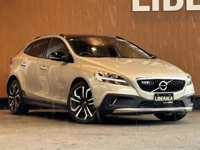 新着情報“Ｖ４０クロスカントリー T5 AWD クラシックエディション”2019年式ルミナスサンドメタリック入荷しました！
