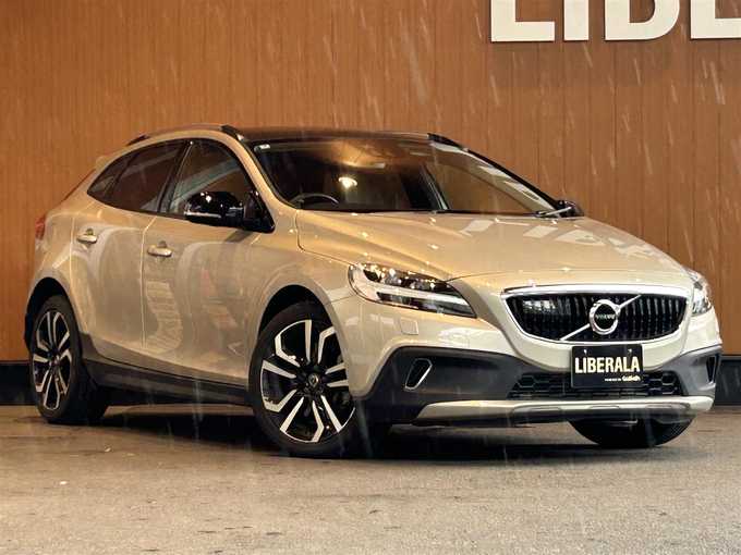 新着情報“Ｖ４０クロスカントリー T5 AWD クラシックエディション”2019年式ルミナスサンドメタリック入荷しました！
