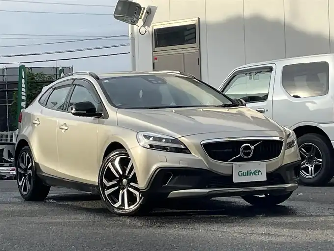 新着情報“Ｖ４０クロスカントリー T5 AWD サマム”2016年式ルミナスサンドメタリック入荷しました！