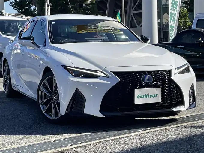 新着情報“ＩＳIS300h Fスポーツ”2021年式ホワイトノーヴァガラスフレーク入荷しました！