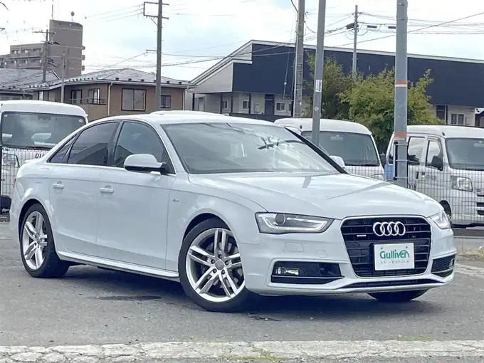 新着情報“Ａ４2.0 TFSI クワトロ スポーツ Sライン PKG”2015年式アイビスホワイト入荷しました！