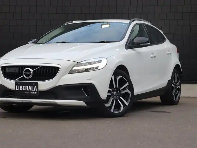 新着情報“Ｖ４０クロスカントリー T5 AWD モメンタム”2017年式アイスホワイト入荷しました！