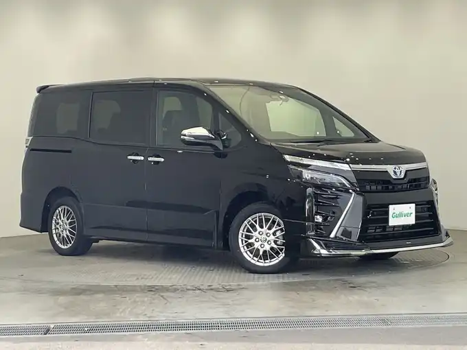 新着情報“ヴォクシーハイブリッドZS 煌Ⅲ”2021年式イナズマスパーキングブラックガラスフレーク入荷しました！