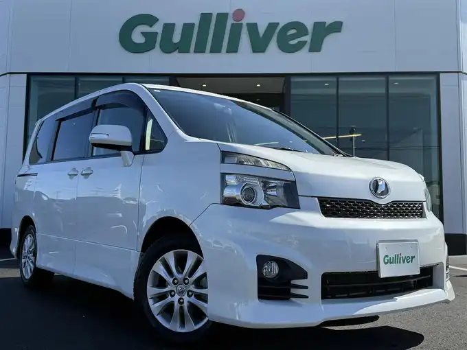 新着情報“ヴォクシーZS”2013年式ホワイトパールクリスタルシャイン入荷しました！