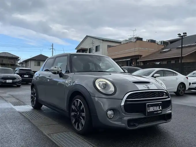 新着情報“ＭＩＮＩクーパーS セブン”2017年式ムーンウォークグレーメタリック入荷しました！