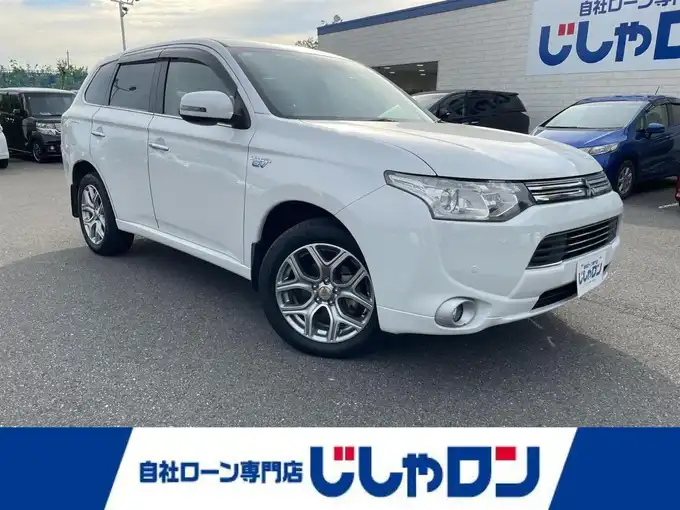 新着情報“アウトランダーＰＨＥＶGプレミアムパッケージ”2013年式シルキーホワイト入荷しました！