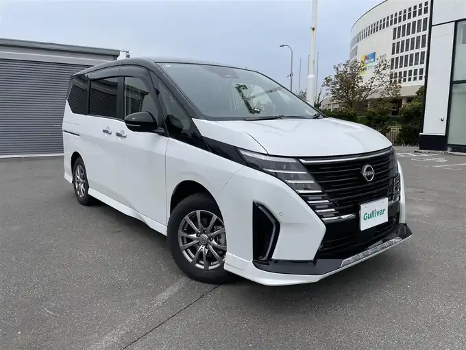 新着情報“セレナハイウェイスターV”2023年式白入荷しました！