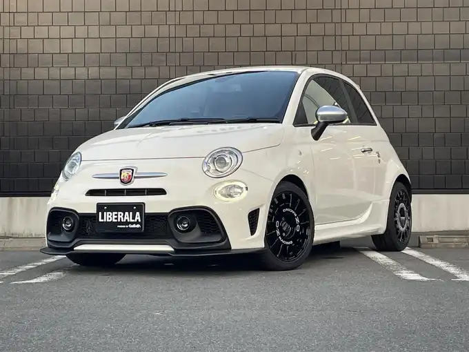 新着情報“アバルト５９５ツーリズモ”2022年式白入荷しました！