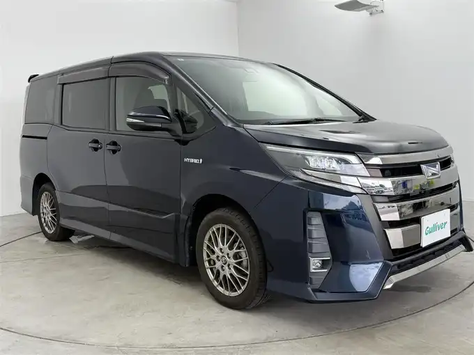 新着情報“ノアハイブリッドSi”2017年式ブラッキッシュアゲハガラスフレーク入荷しました！