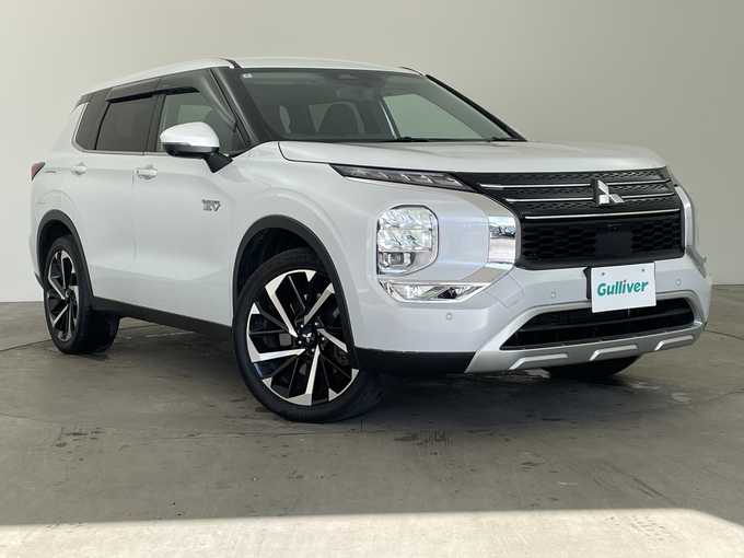 新着情報“アウトランダーＰＨＥＶG”2022年式ホワイトダイヤモンド入荷しました！