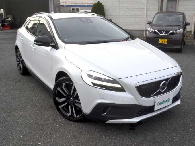 新着情報“Ｖ４０クロスカントリー T5 AWD サマム”2017年式クリスタルホワイトP入荷しました！