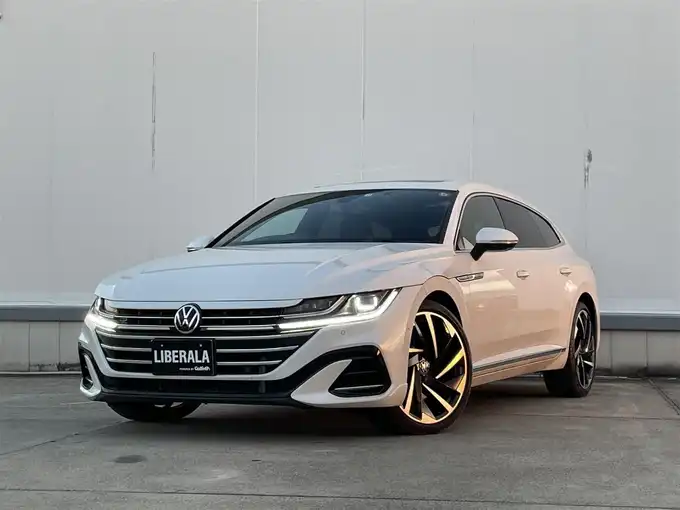 新着情報“アルテオン シューティングブレークTSI 4モーション Rラインアドバンス”2021年式オリックスホワイトマザーオブパールエフェクト入荷しました！