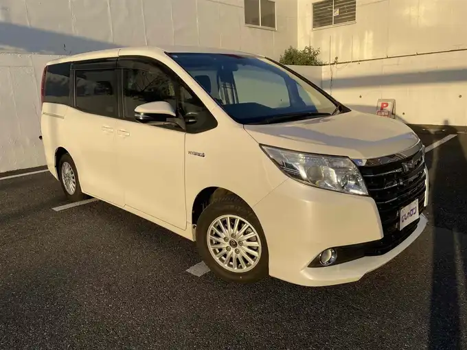 新着情報“ノアハイブリッドG”2014年式ホワイトパールクリスタルシャイン入荷しました！