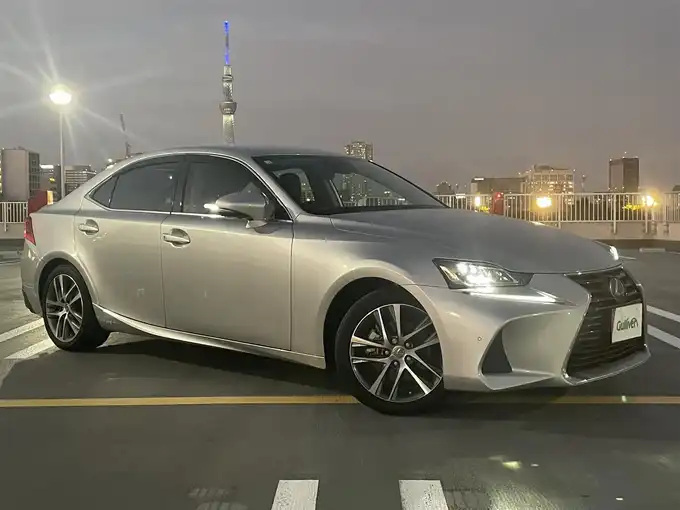 新着情報“ＩＳIS300h バージョンL”2018年式プラチナムシルバーメタリック入荷しました！