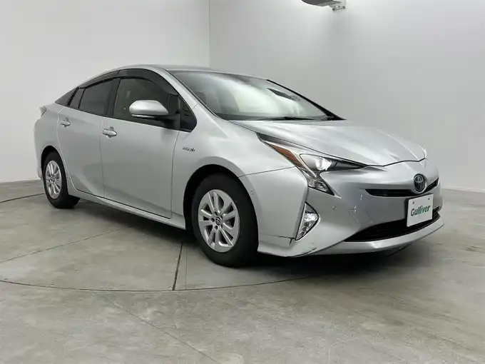 新着情報“プリウスSセーフティプラス”2017年式シルバー入荷しました！