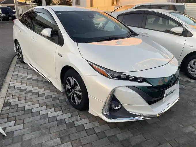 新着情報“プリウスＰＨＶS”2017年式ホワイトパールクリスタルシャイン入荷しました！