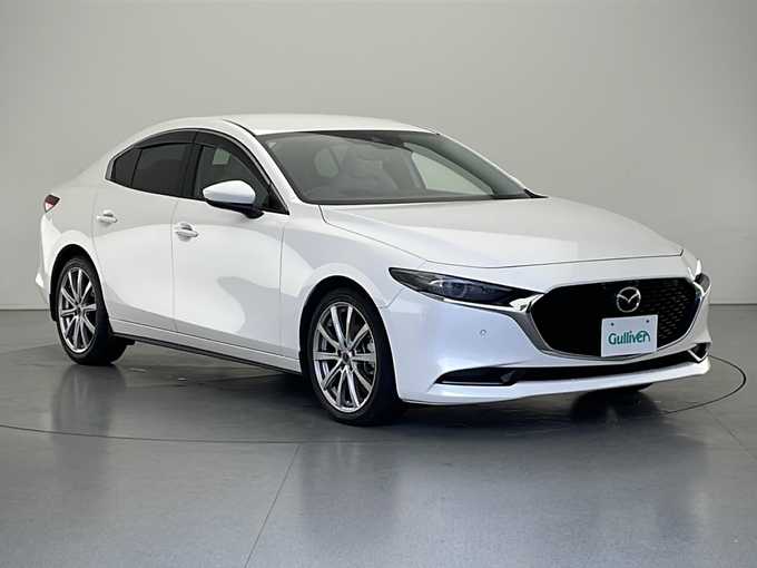 新着情報“ＭＡＺＤＡ３セダンXD Lパッケージ”2022年式スノーフレイクホワイトパールマイカ入荷しました！