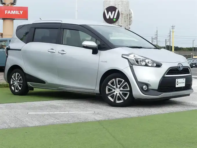 新着情報“シエンタハイブリッドX”2015年式シルバーM入荷しました！