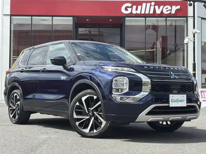 新着情報“アウトランダーＰＨＥＶP”2022年式コスミックブルーマイカ入荷しました！